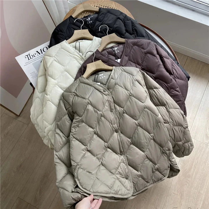 "Naisten kevyt kaulukseton puffer-takki, beige, syksyyn ja talveen, mukava ja moderni muotoilu, lämpöä arkeen."