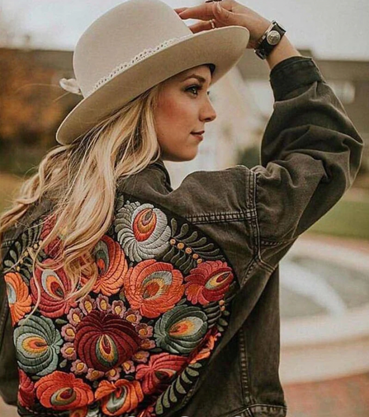 Dame letvægts blomsterprint denim jakke, sort og grå nuance, smukt blomstermønster, stilfuldt og tidløst design.