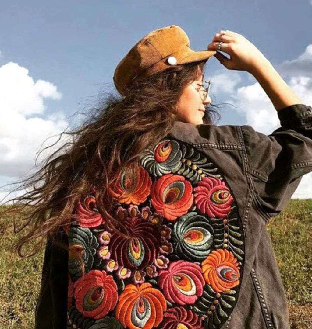Dame letvægts blomsterprint denim jakke, sort og grå nuance, smukt blomstermønster, stilfuldt og tidløst design.