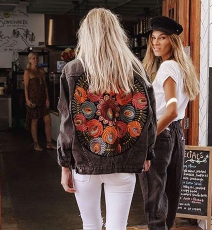 Dame letvægts blomsterprint denim jakke, sort og grå nuance, smukt blomstermønster, stilfuldt og tidløst design.