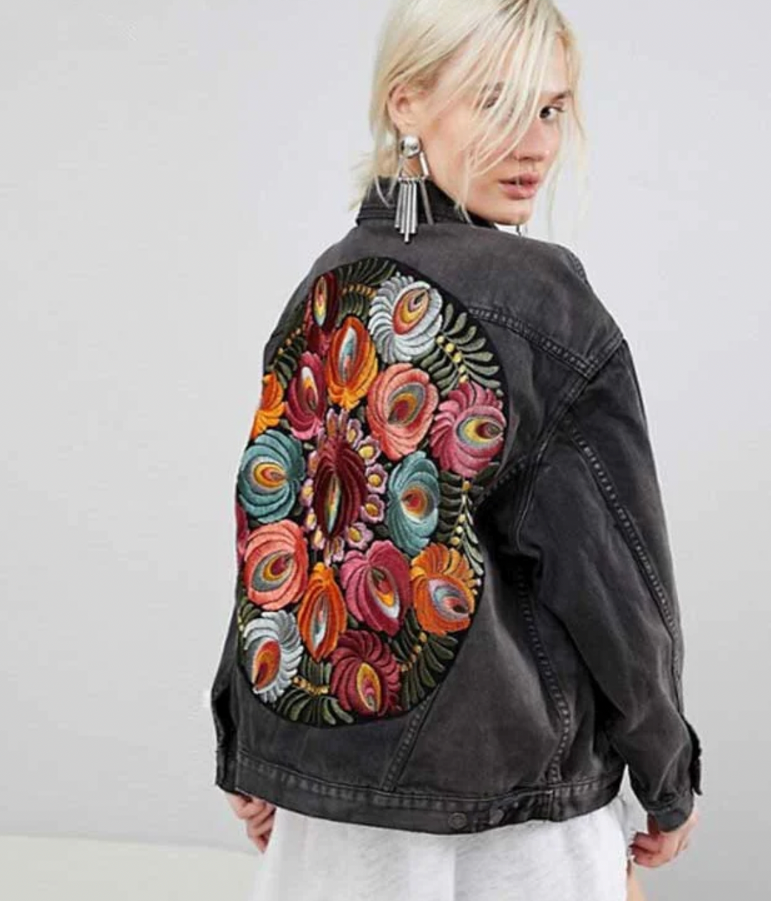 Dame letvægts blomsterprint denim jakke, sort og grå nuance, smukt blomstermønster, stilfuldt og tidløst design.