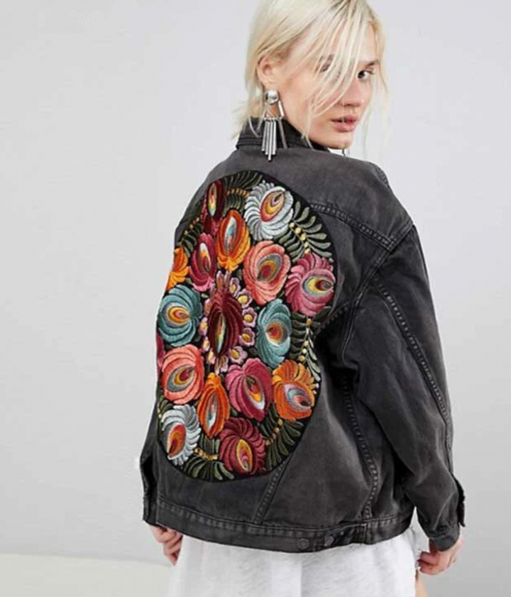 Dame letvægts blomsterprint denim jakke, sort og grå nuance, smukt blomstermønster, stilfuldt og tidløst design.