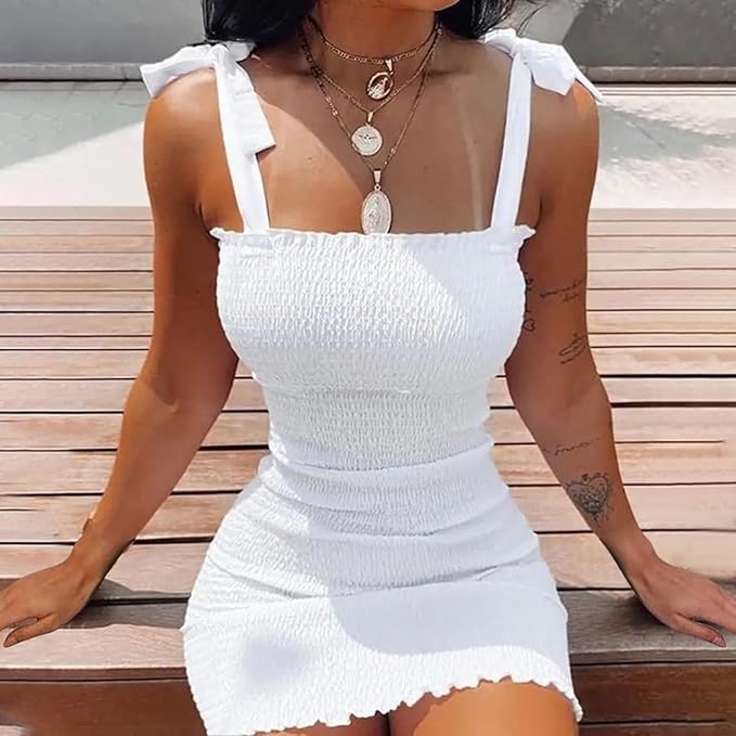 Dame let strandkjole med bar skulder, luftig, sommerlig look.