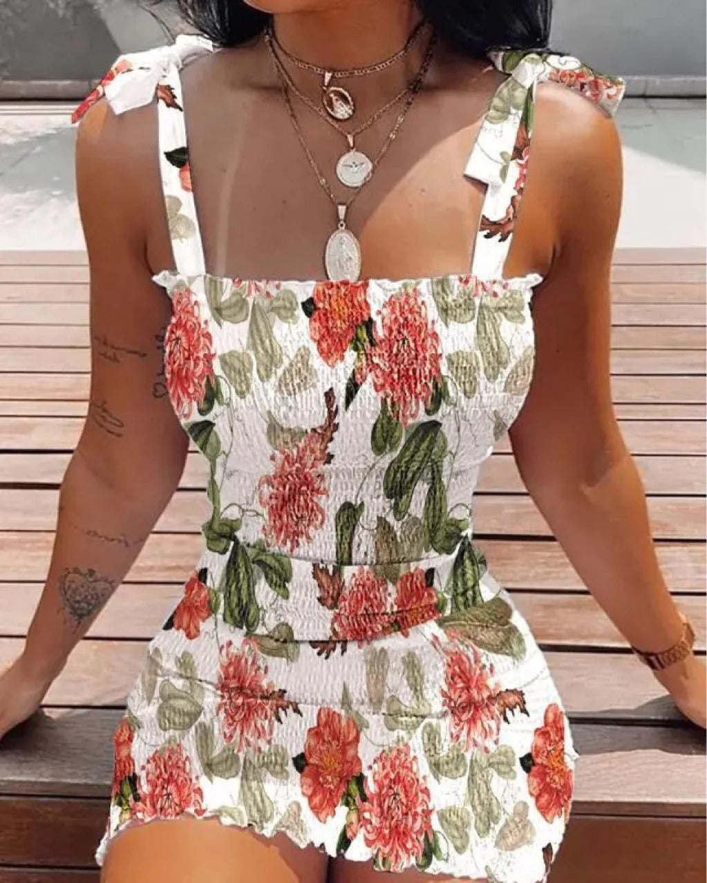 Dame let strandkjole med bar skulder, luftig, sommerlig look.