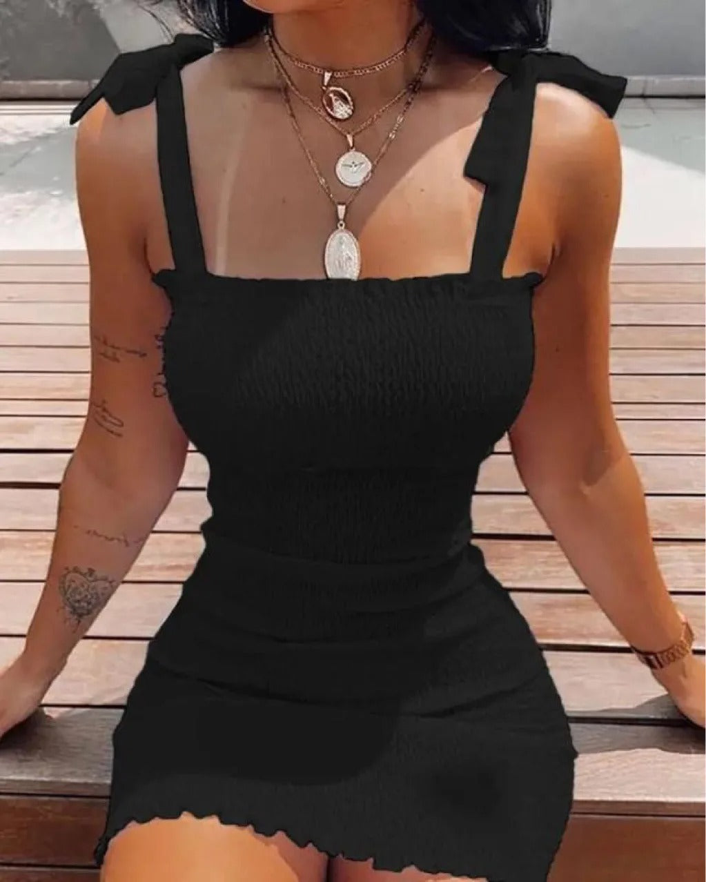 Dame let strandkjole med bar skulder, luftig, sommerlig look.