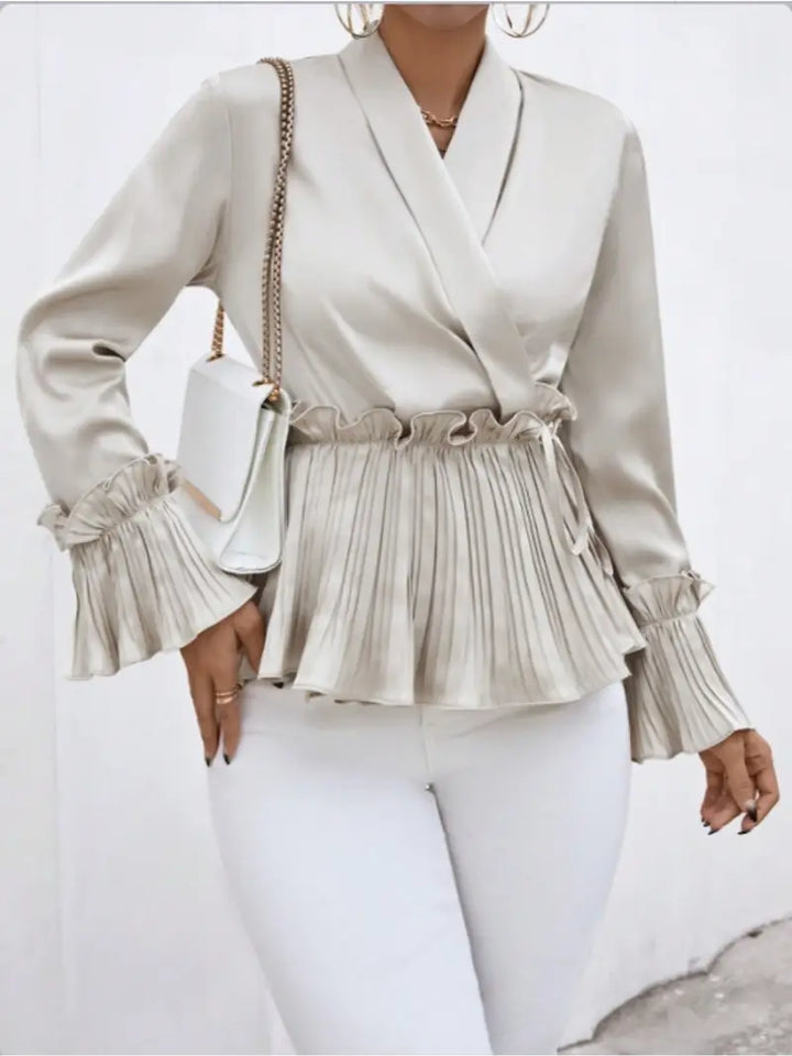 Dame glinsende satinbluse, moderne og elegant, reflekterer lys luksuriøst, perfekt til hverdag og fest.