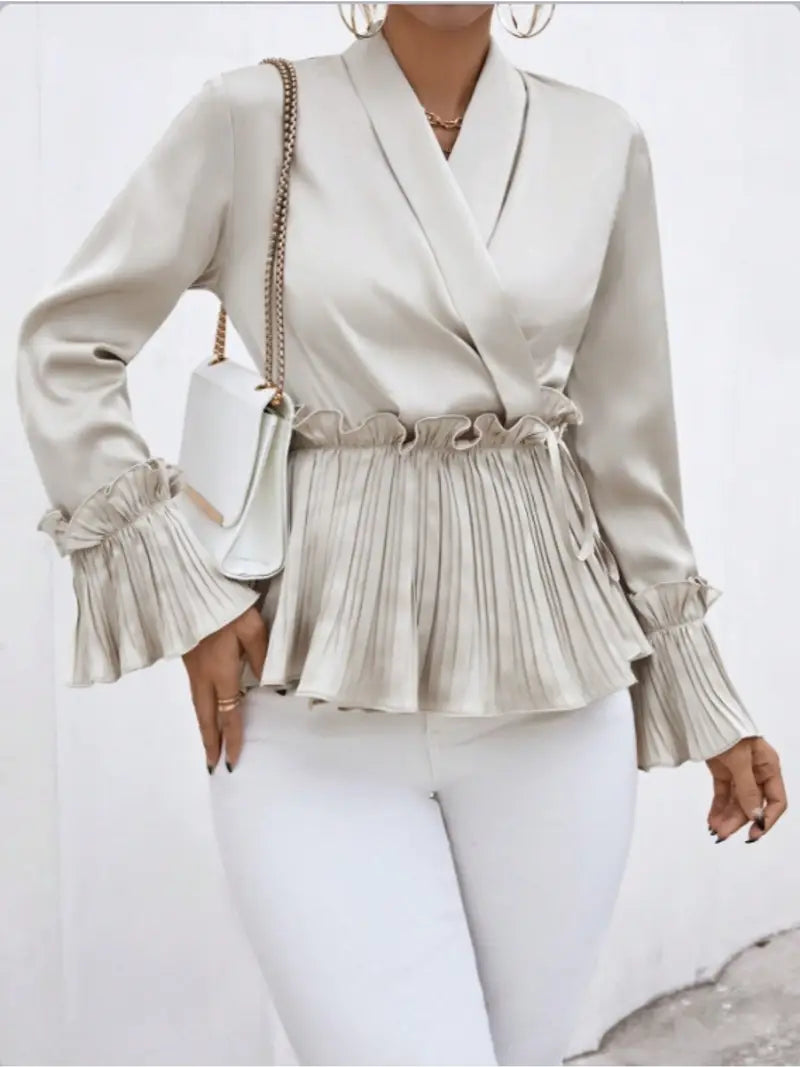 Dame glinsende satinbluse, moderne og elegant, reflekterer lys luksuriøst, perfekt til hverdag og fest.