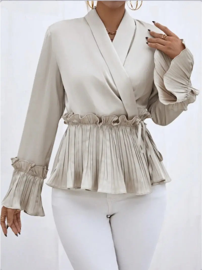 Dame glinsende satinbluse, moderne og elegant, reflekterer lys luksuriøst, perfekt til hverdag og fest.