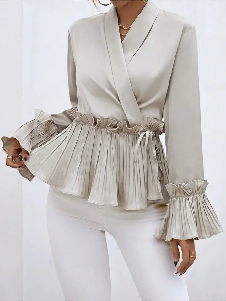 Dame glinsende satinbluse, moderne og elegant, reflekterer lys luksuriøst, perfekt til hverdag og fest.