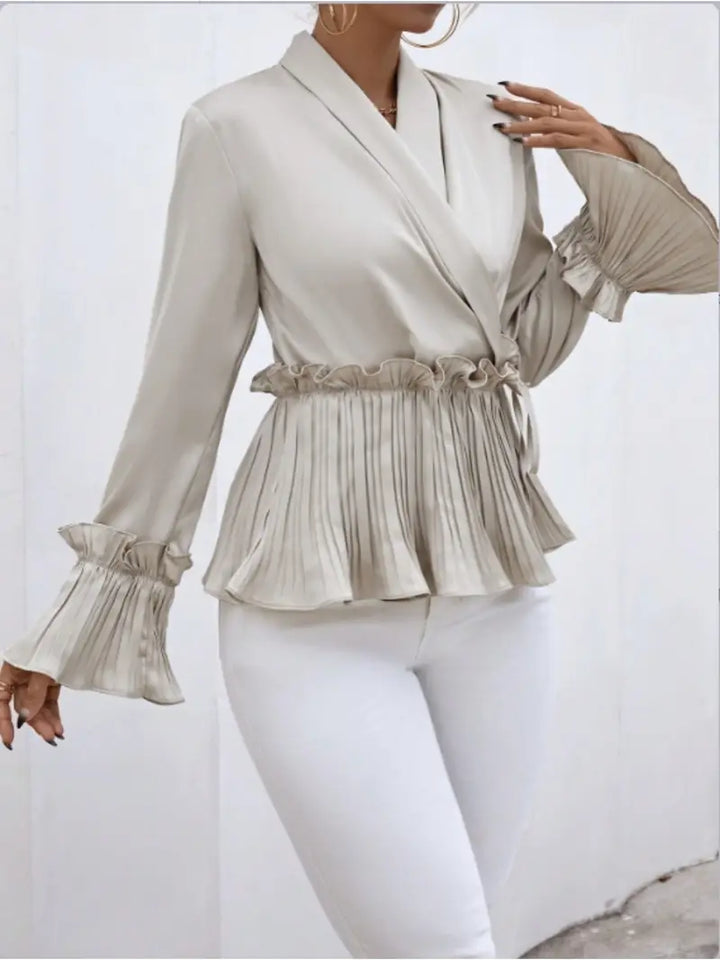 Dame glinsende satinbluse, moderne og elegant, reflekterer lys luksuriøst, perfekt til hverdag og fest.