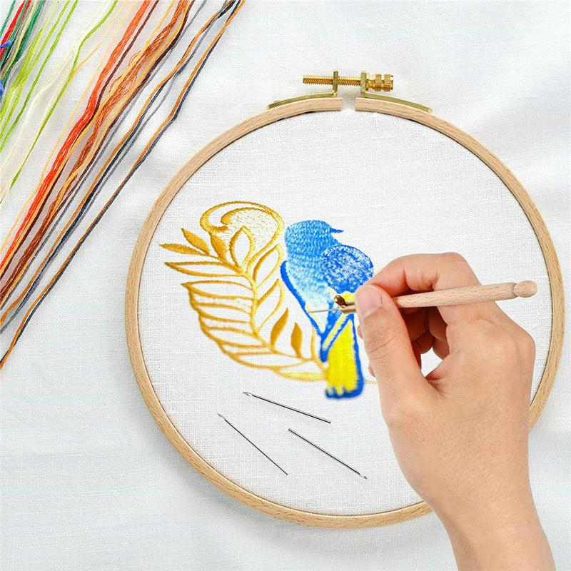 Dame Broderi Hæklesæt med Aluminiums Håndtag, farverigt garn, rustfrit stål nåle og perledekorationer synlige.