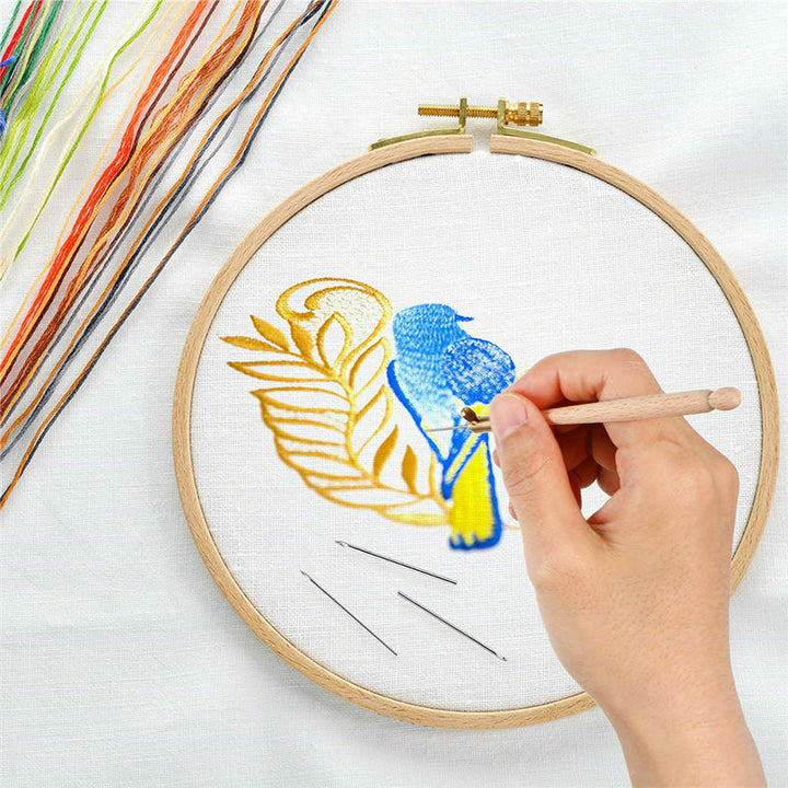 Dame Broderi Hæklesæt med Aluminiums Håndtag, farverigt garn, rustfrit stål nåle og perledekorationer synlige.