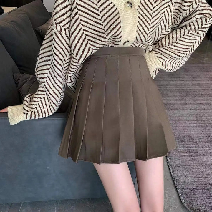 Dame mini skirt med høj talje og læg i sort, der fremhæver taljen og giver et flatterende, klassisk look.