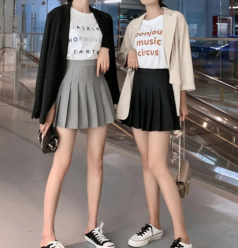 Dame mini skirt med høj talje og læg i sort, der fremhæver taljen og giver et flatterende, klassisk look.