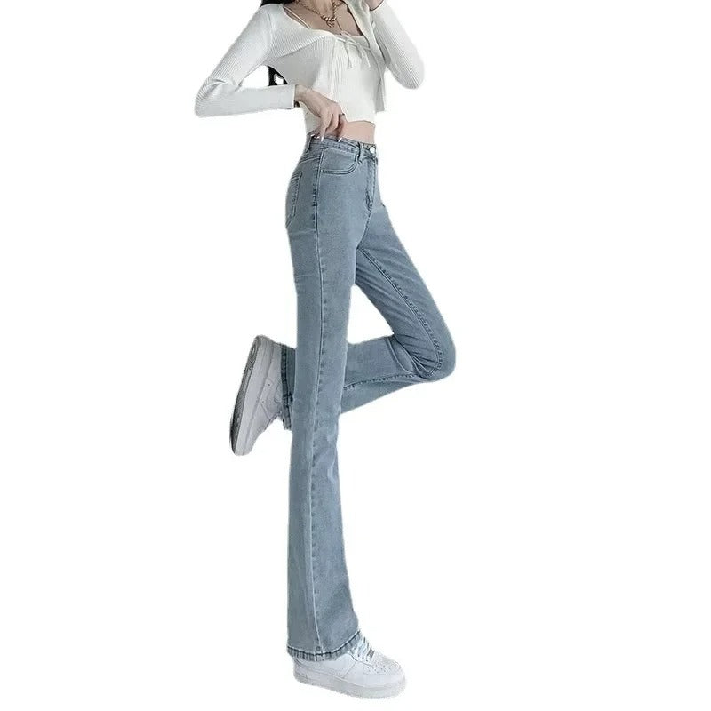 Dame højtaljede vidde jeans i blå vask, med micro-flare bukseben og en blød silhuet, detaljeret billede.