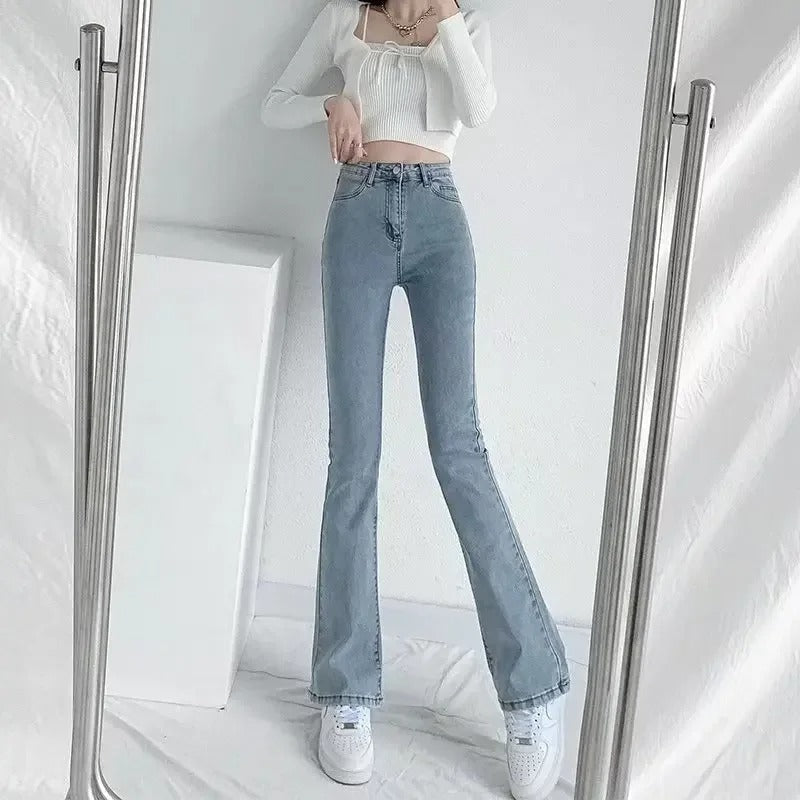 Dame højtaljede vidde jeans i blå vask, med micro-flare bukseben og en blød silhuet, detaljeret billede.
