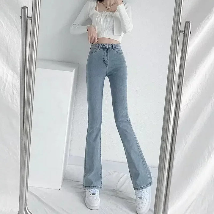 Dame højtaljede vidde jeans i blå vask, med micro-flare bukseben og en blød silhuet, detaljeret billede.
