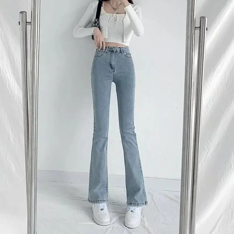 Dame højtaljede vidde jeans i blå vask, med micro-flare bukseben og en blød silhuet, detaljeret billede.
