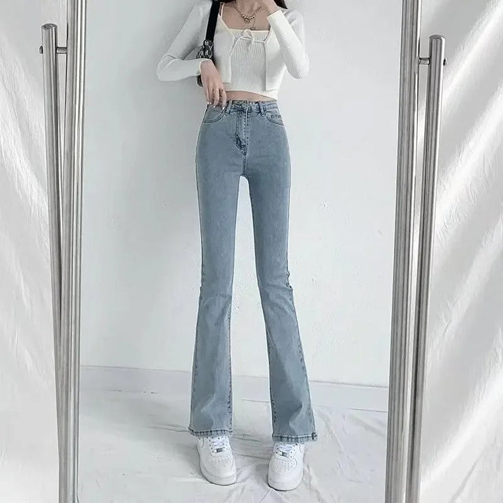 Dame højtaljede vidde jeans i blå vask, med micro-flare bukseben og en blød silhuet, detaljeret billede.