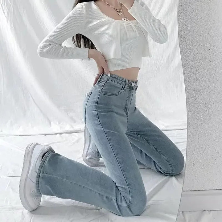 Dame højtaljede vidde jeans i blå vask, med micro-flare bukseben og en blød silhuet, detaljeret billede.