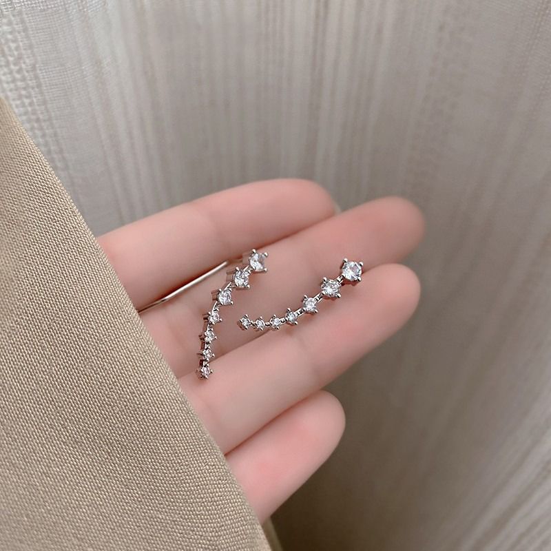 Dame øreringe, syv hjerter design, guld og sølv, stilfulde og fint bearbejdede, perfekt tilføjelse til ethvert outfit.