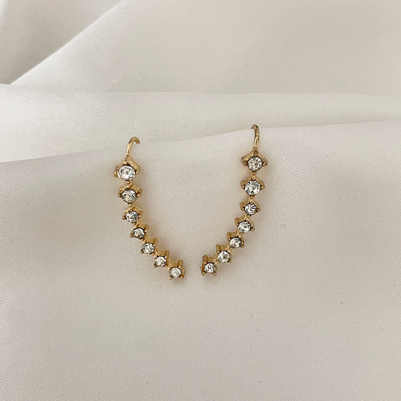 Dame øreringe, syv hjerter design, guld og sølv, stilfulde og fint bearbejdede, perfekt tilføjelse til ethvert outfit.