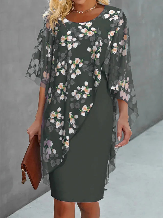 Dame blomstret chiffon kjole, let og åndbar, H-linjesnit og rund halsudskæring. Flerfarvet blomstermønster.