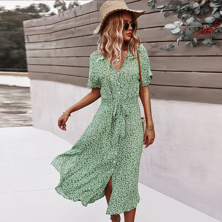 Dame blomstret sommerkjole med blondekanter, legende blomsterprint, let materiale, elegant look.