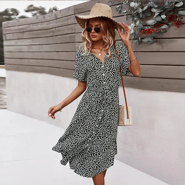 Dame blomstret sommerkjole med blondekanter, legende blomsterprint, let materiale, elegant look.