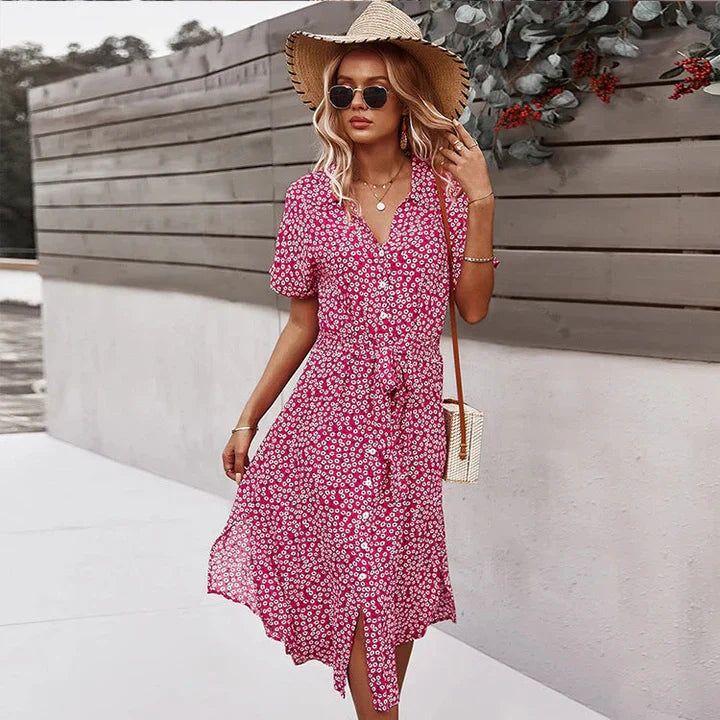 Dame blomstret sommerkjole med blondekanter, legende blomsterprint, let materiale, elegant look.