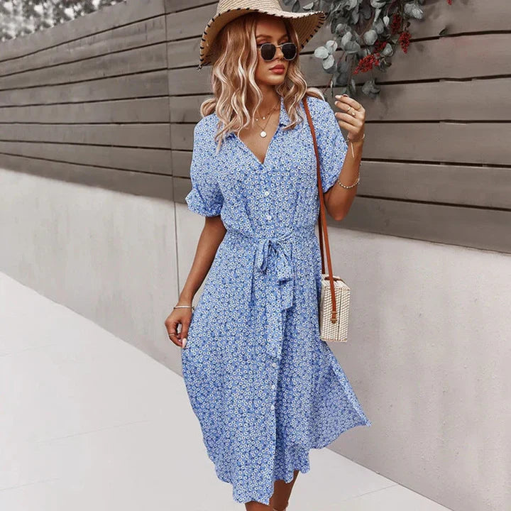 Dame blomstret sommerkjole med blondekanter, legende blomsterprint, let materiale, elegant look.