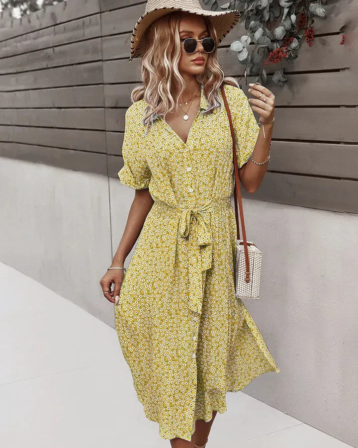 Dame blomstret sommerkjole med blondekanter, legende blomsterprint, let materiale, elegant look.