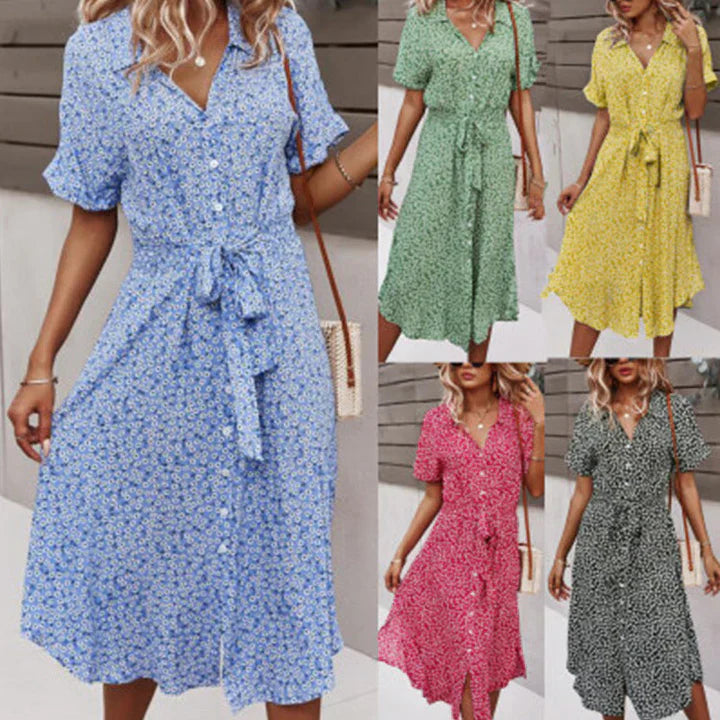 Dame blomstret sommerkjole med blondekanter, legende blomsterprint, let materiale, elegant look.