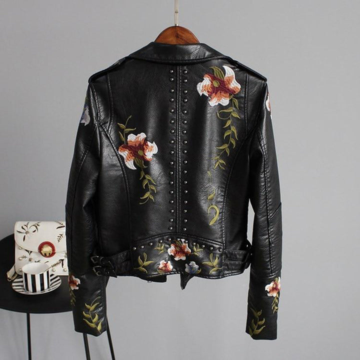 Naisten kukallinen nahkajakku, moderni siluetti, monivärinen kukkakuosi, etunäkymä, tyylikäs ja elegantti design.