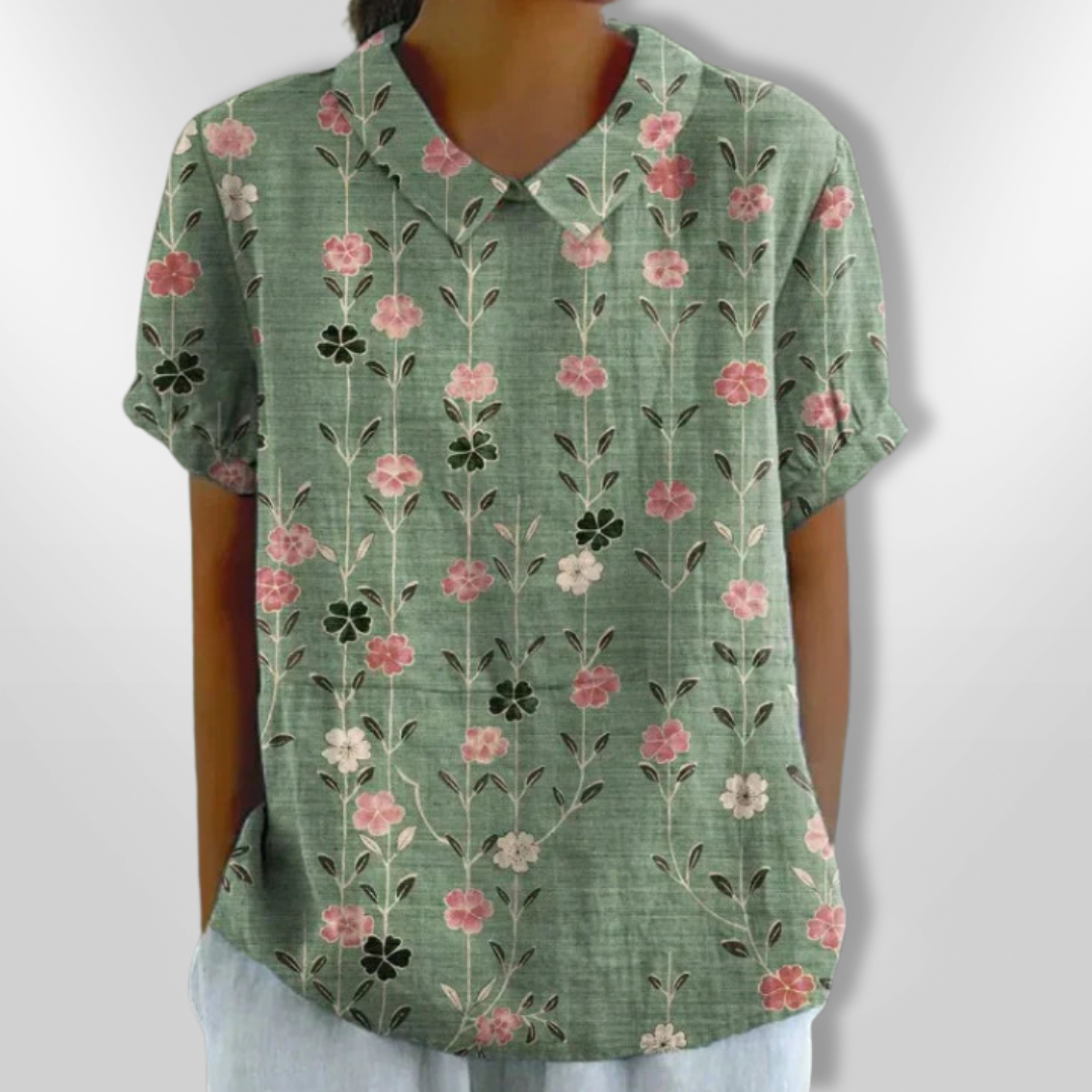 Damebluse med blomsterprint, afslappet stil, blomstermønster, klassisk krave, korte ærmer, let stof, egnet til hverdag og fest.