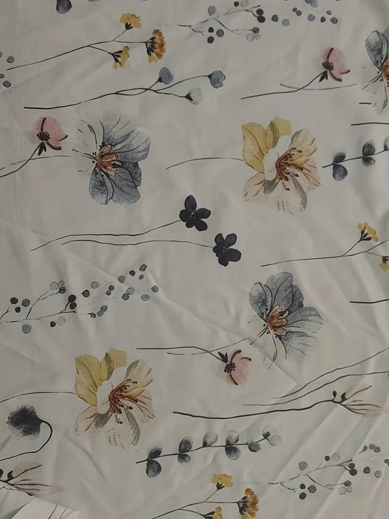 Dameblomstret bluse til foråret, løs pasform, delikat blomstermønster, blød og behagelig.
