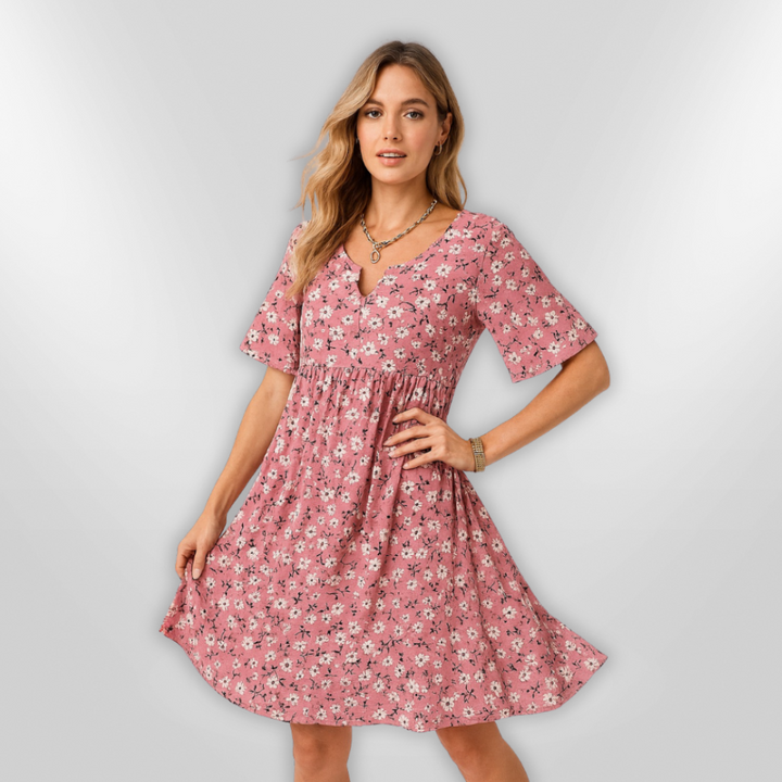 Dame sommerkjole med blomstermønster og åben silhuet. Let, feminin stil perfekt til sommer.