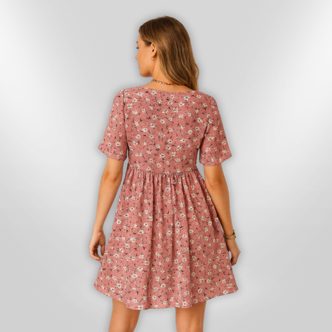 Dame sommerkjole med blomstermønster og åben silhuet. Let, feminin stil perfekt til sommer.