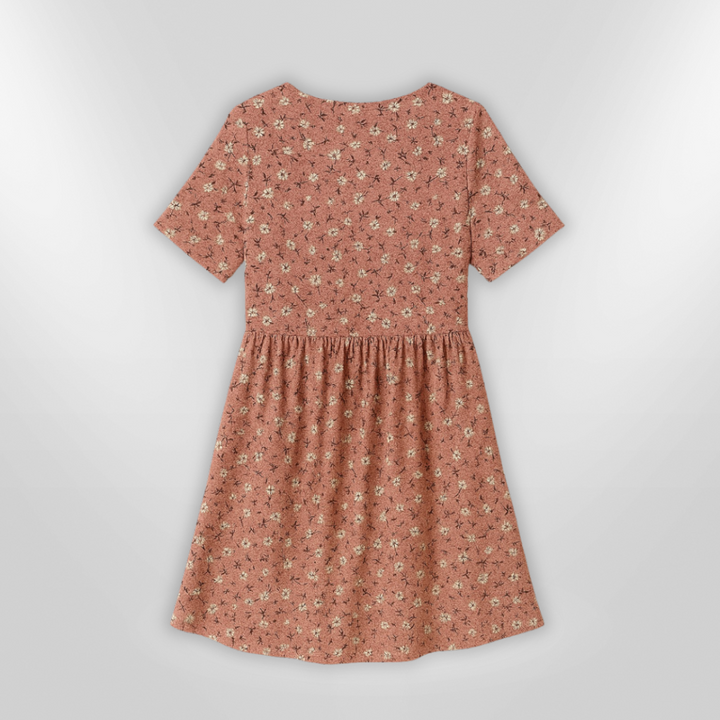 Dame sommerkjole med blomstermønster og åben silhuet. Let, feminin stil perfekt til sommer.