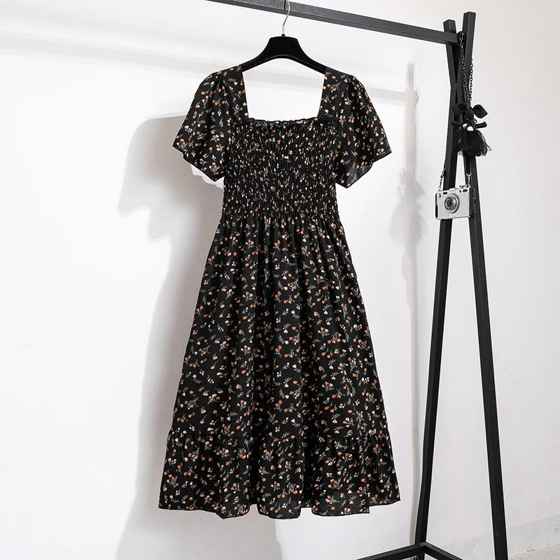 Damekjole med blomsterprint og åben ryg, regnbuens nuancer, let chiffonstof, elastisk talje.