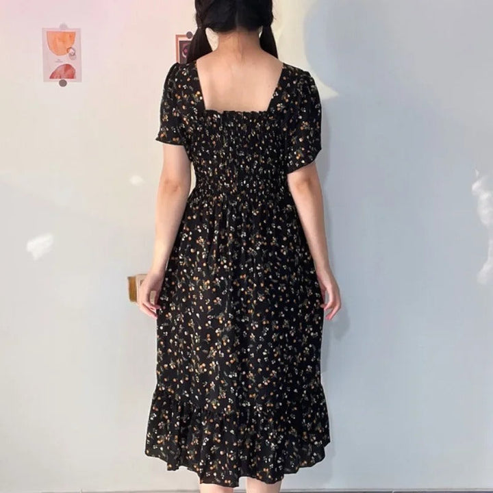 Damekjole med blomsterprint og åben ryg, regnbuens nuancer, let chiffonstof, elastisk talje.