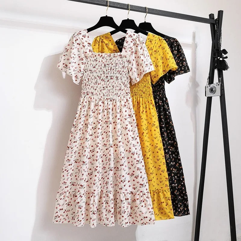 Damekjole med blomsterprint og åben ryg, regnbuens nuancer, let chiffonstof, elastisk talje.