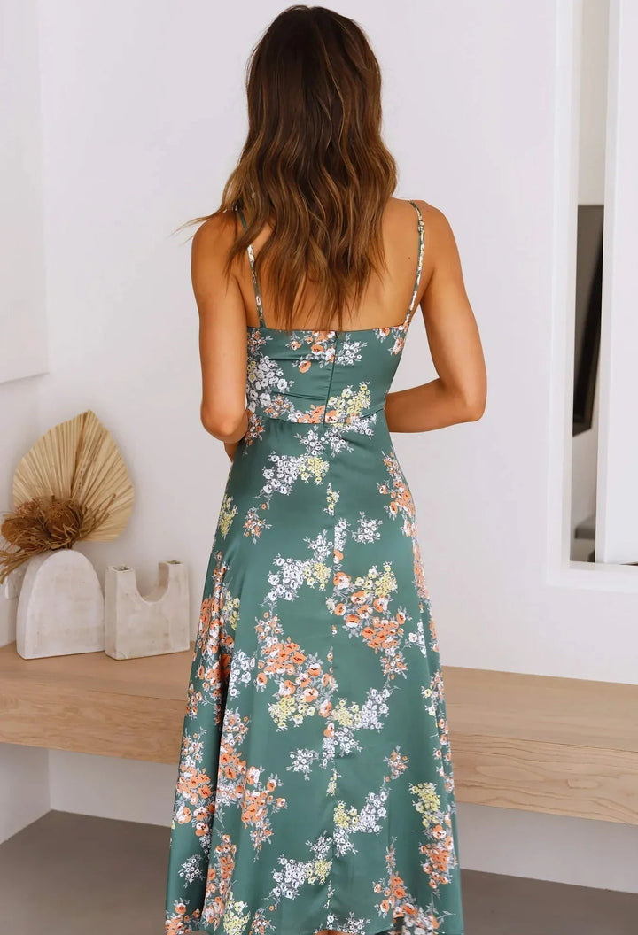 Dame sommerkjole med blomsterprint, knælang, letvægts omslagskjole, elegant blomstermønster, sommer festtøj.