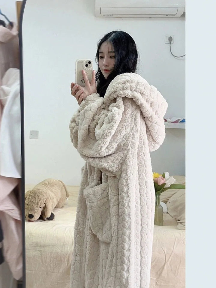 Dame varm fleece morgenkåbe, blød, grå, elegant design, praktiske lommer, perfekt komfort.