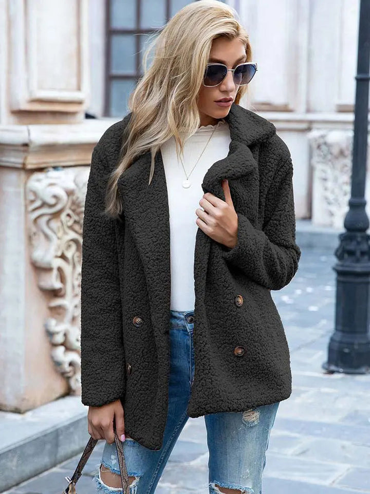 Damejakke i imiteret pels, varm og elegant, stilfuldt design, blødt materiale, perfekt til hverdag og fest.