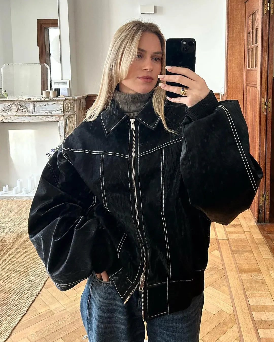 Dame varm oversized bomberjakke i beige, med ribkanter og lynlås, moderne og behagelig efterårsjakke