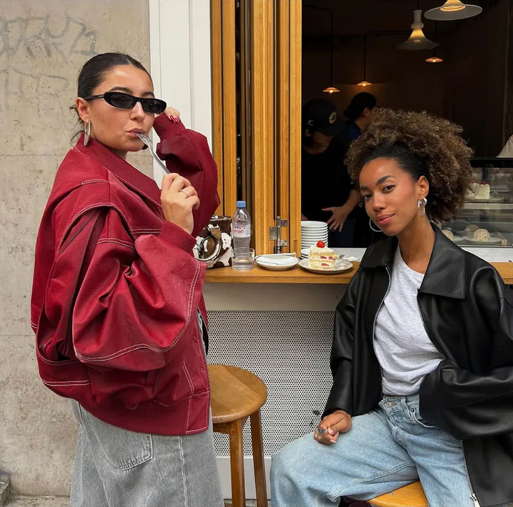 Dame varm oversized bomberjakke i beige, med ribkanter og lynlås, moderne og behagelig efterårsjakke