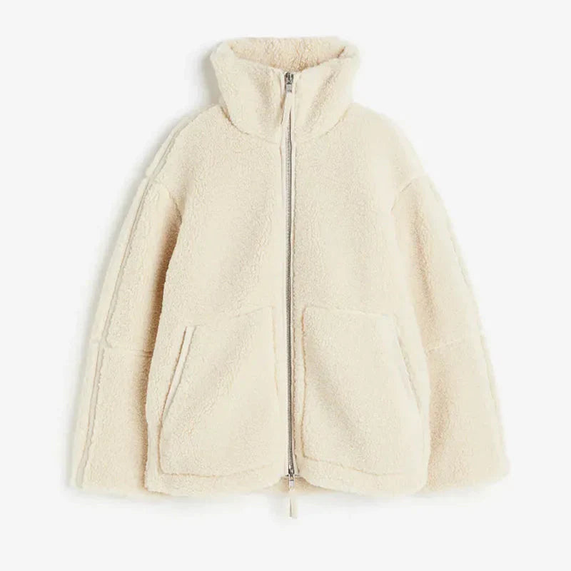 Dame varm teddyjakke forfra, blødt beige materiale, løs pasform, perfekt til efterårsgarderoben.