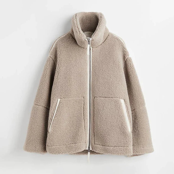 Dame varm teddyjakke forfra, blødt beige materiale, løs pasform, perfekt til efterårsgarderoben.