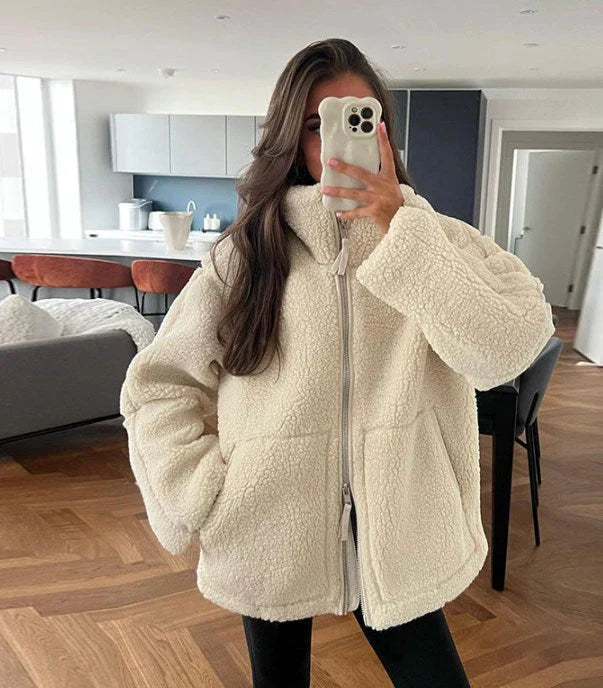 Dame varm teddyjakke forfra, blødt beige materiale, løs pasform, perfekt til efterårsgarderoben.